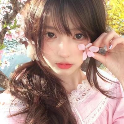 戴流苏耳环的少女